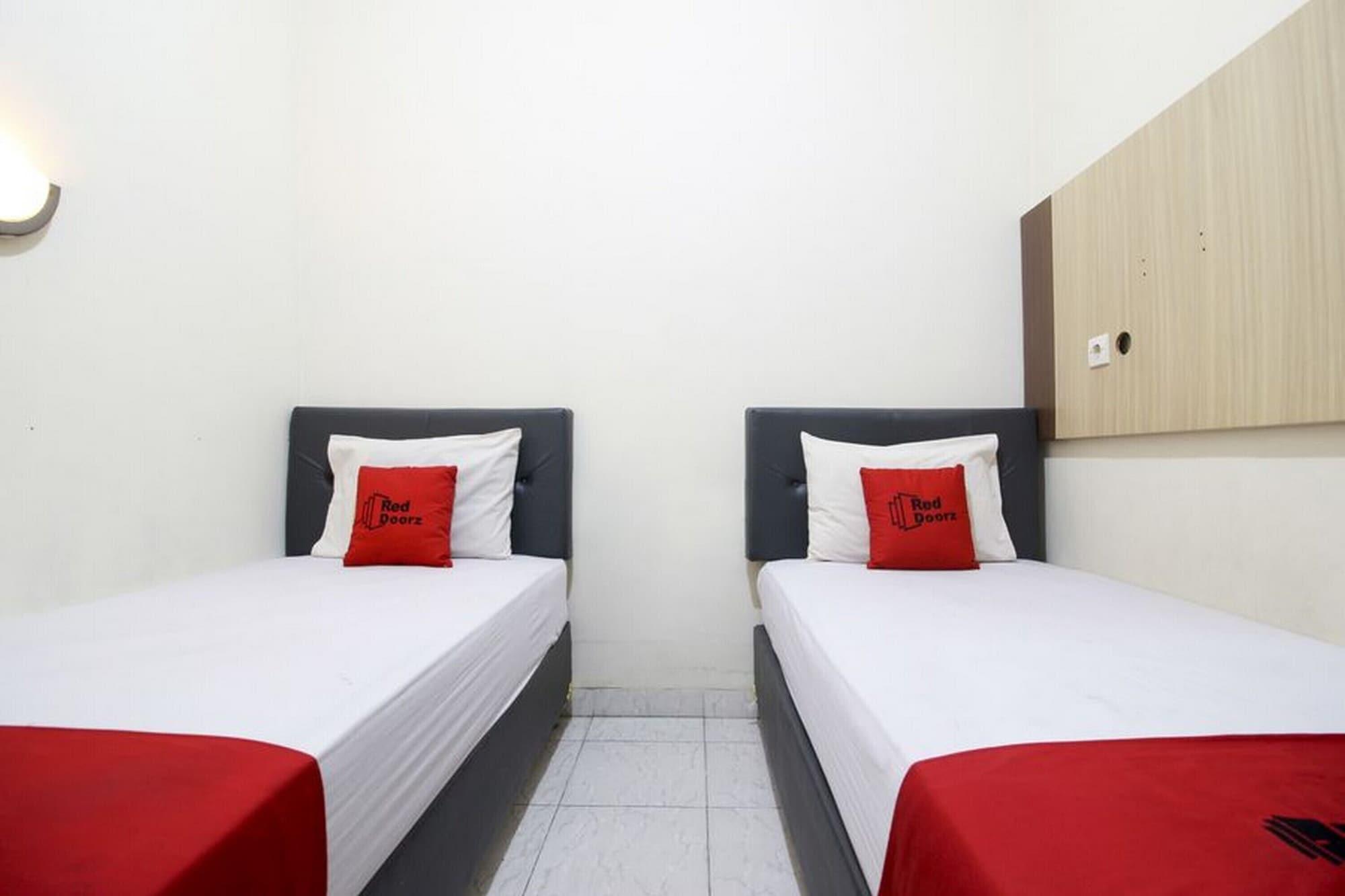 Reddoorz Plus Near Stadion Mandala Krida Yogyakarta Eksteriør bilde