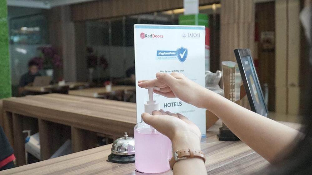 Reddoorz Plus Near Stadion Mandala Krida Yogyakarta Eksteriør bilde